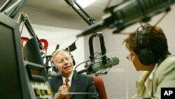 El precandidato a la presidencia de EEUU, Joe Lieberman, en entrevista con Margarita Rojo en Radio Martí, Miami, el 7 de mayo de 2003 (AP/Alamy Stock Photo/Hillery Smith Shay).