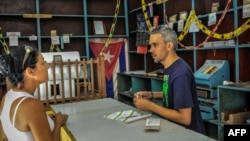 El precio del cigarro se triplica / Foto: Imagen de archivo de una bodega en Cuba (AFP)