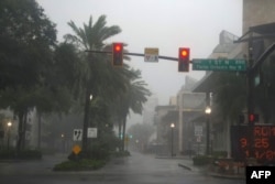 Semáforos en el centro vacío de San Petersburgo, Florida, mientras se espera que el huracán Milton toque tierra a última hora del 9 de octubre de 2024.