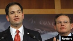 De izquierda a derecha, el senador republicano, Marco Rubio y el senador demócrata, Bob Menendez, ambos de origen cubano, integran el selecto grupo que impulsa una reforma migratoria.