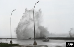 Oleaje en el Malecón habanero, este 9 de octubre. (Yamil Lage/AFP)